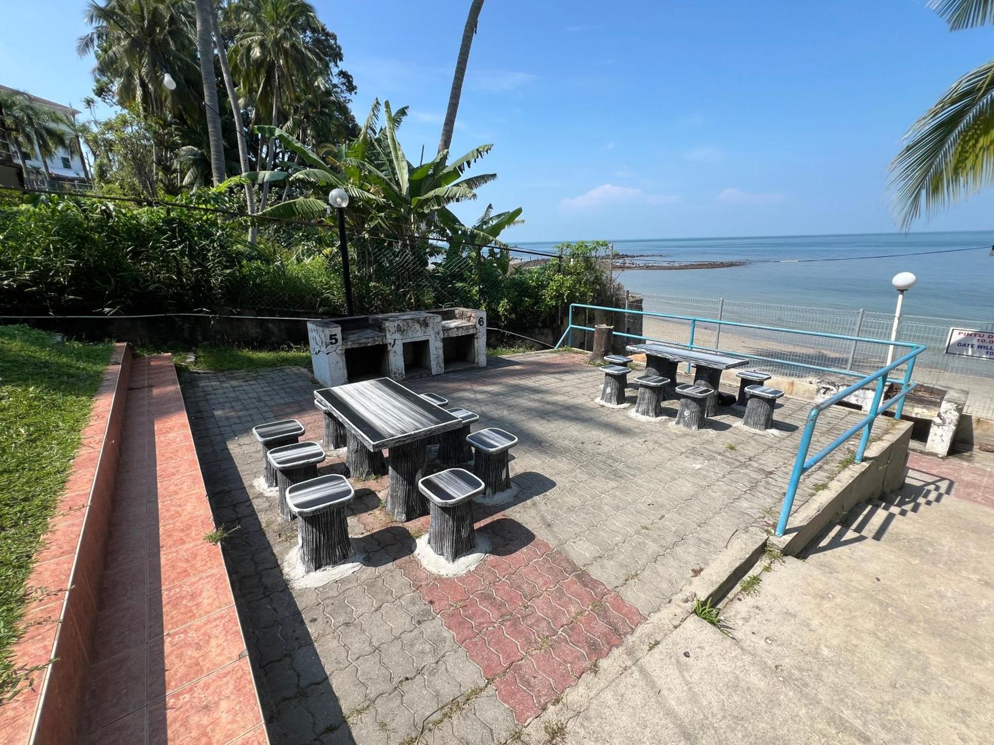 Apartment Beachfront Unit At Seri Bulan , Pantai Teluk Kemang *
