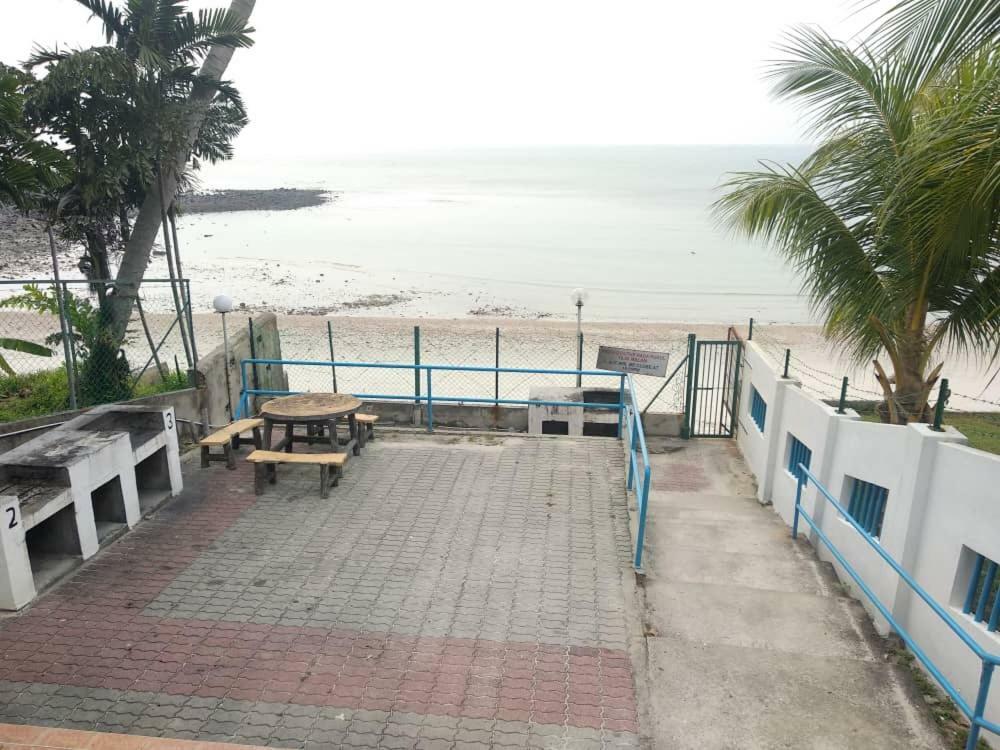 Apartment Beachfront Unit At Seri Bulan , Pantai Teluk Kemang *