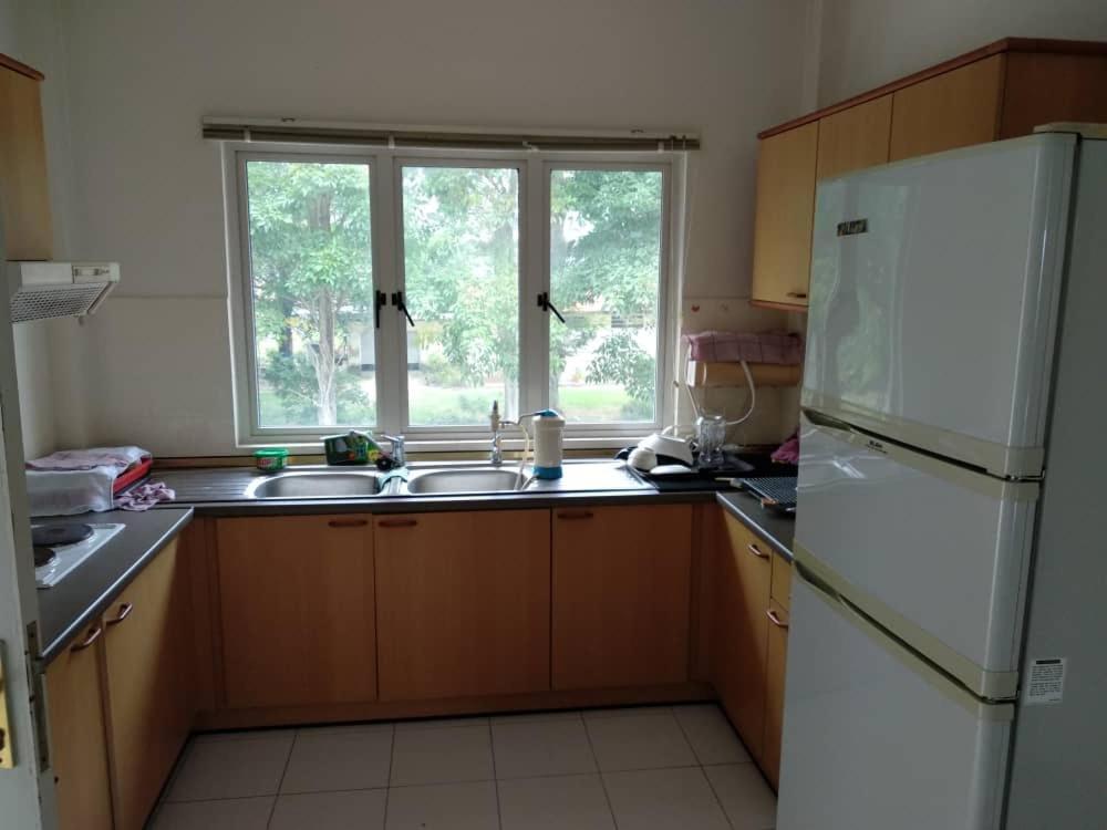 Beachfront Unit At Seri Bulan , Pantai Teluk Kemang Apartment