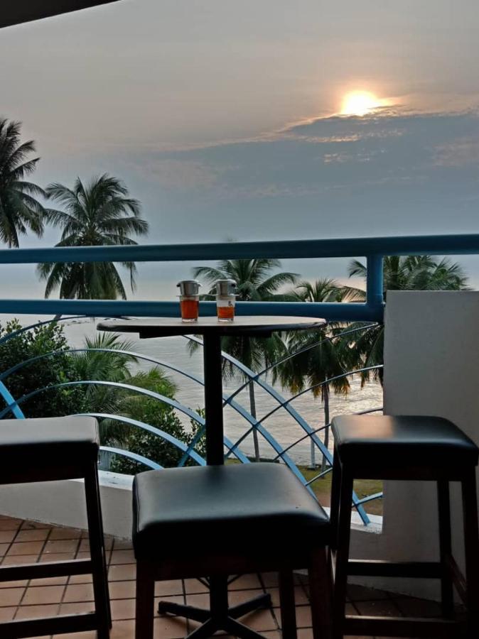Beachfront Unit At Seri Bulan , Pantai Teluk Kemang Apartment *