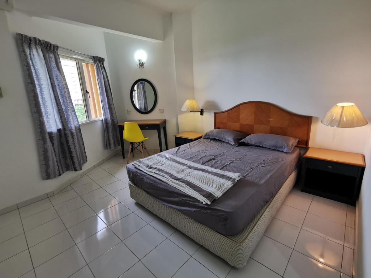 Beachfront Unit At Seri Bulan , Pantai Teluk Kemang Apartment *